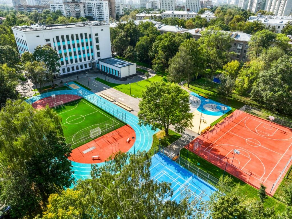 В Москве благоустраивают территории более 60 образовательных учреждений
