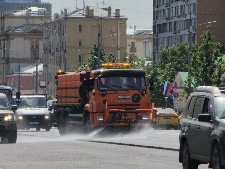 Дороги и тротуары промоют с шампунем в рамках подготовки ко Дню города
