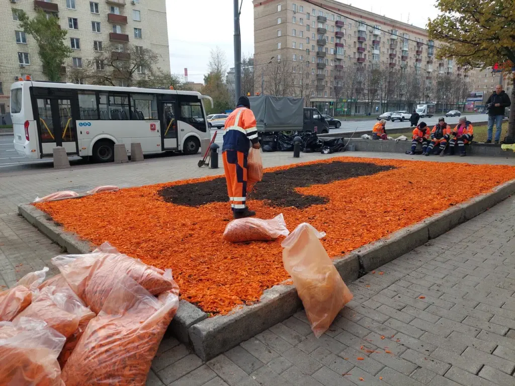 Укрывают розы и проводят подкормку растений: как готовят клумбы к зиме