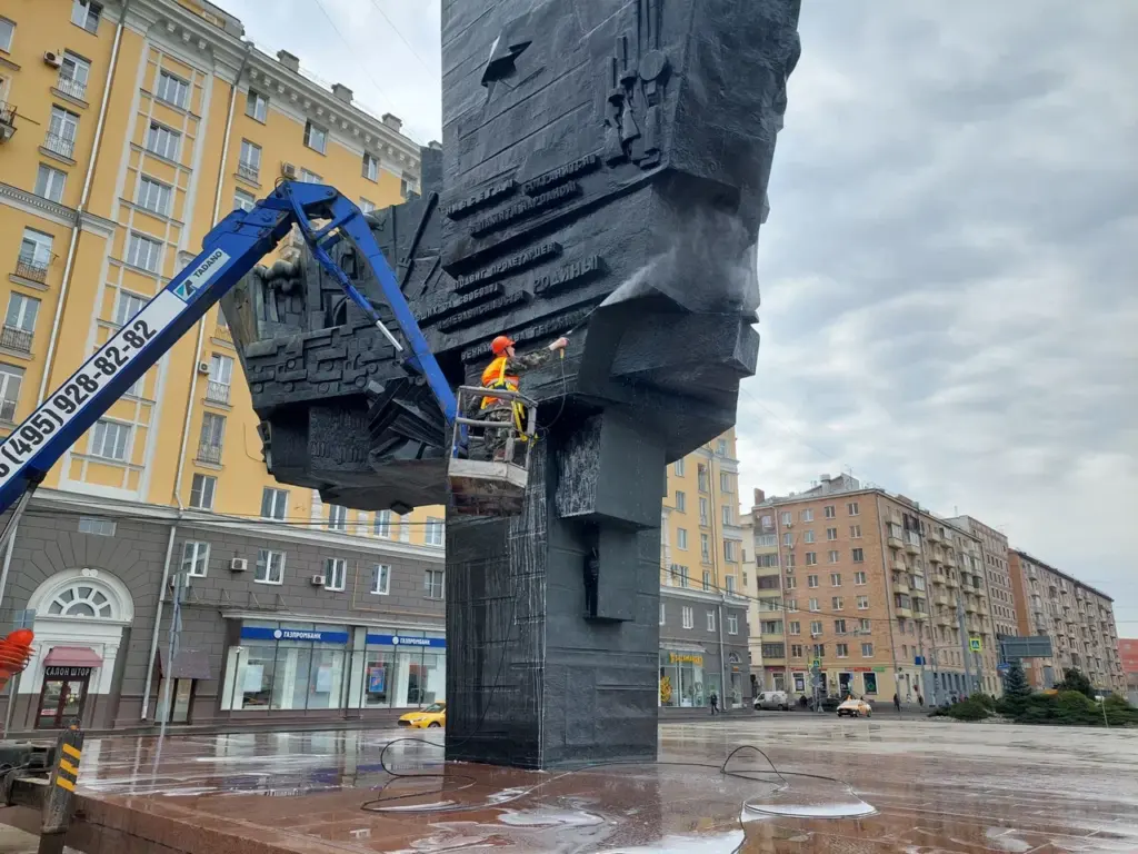 Более 1100 памятников промыли в Москве в преддверии зимы