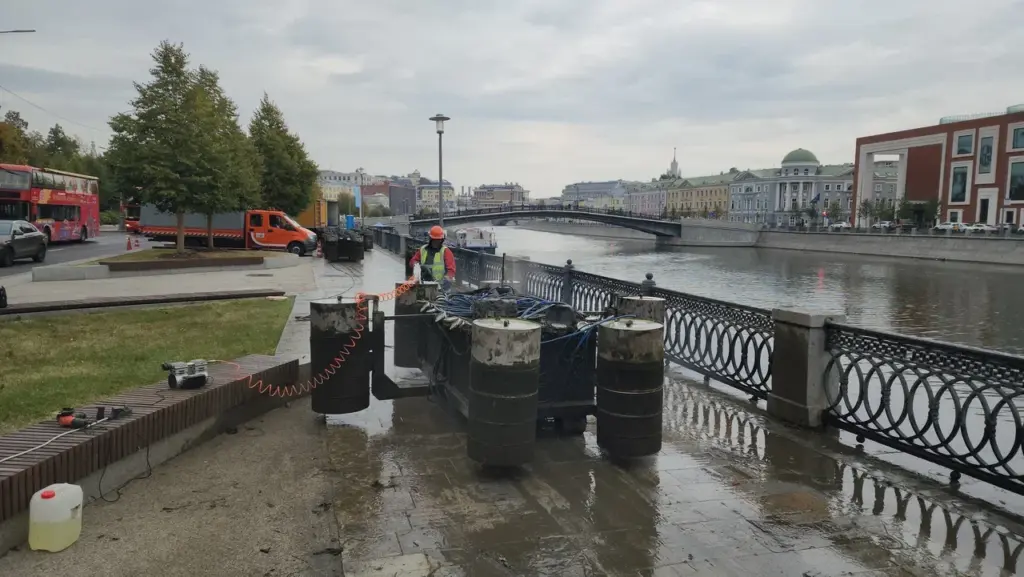 На Водоотводном канале демонтировали 17 плавающих фонтанов