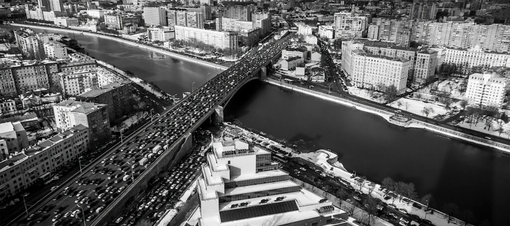 «В Москву, в Москву!»: о красотках на лабутенах, мальчиках-мажорах и старушках с Патриков