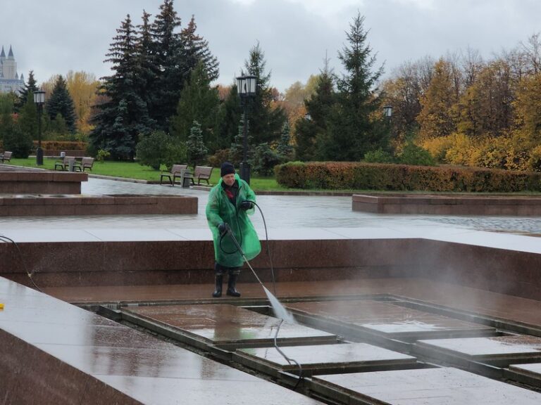 В Москве промыли инженерные сооружения в рамках подготовки к зиме