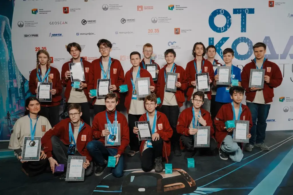 В столице наградили победителей Всероссийской олимпиады по робототехнике «От кода к взлету»