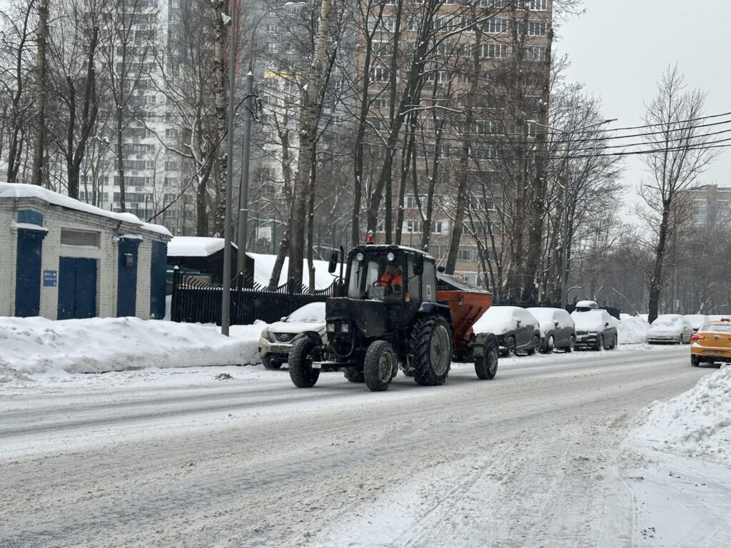 В Москве продолжают активно вывозить снег