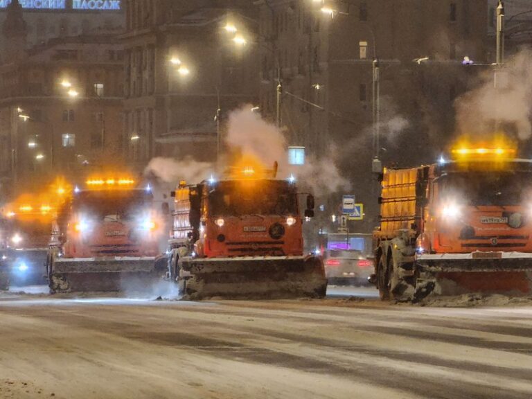 Работы по уборке снега в Москве ведутся круглосуточно