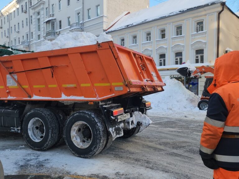 В Москве активно ведутся работы по вывозу снега