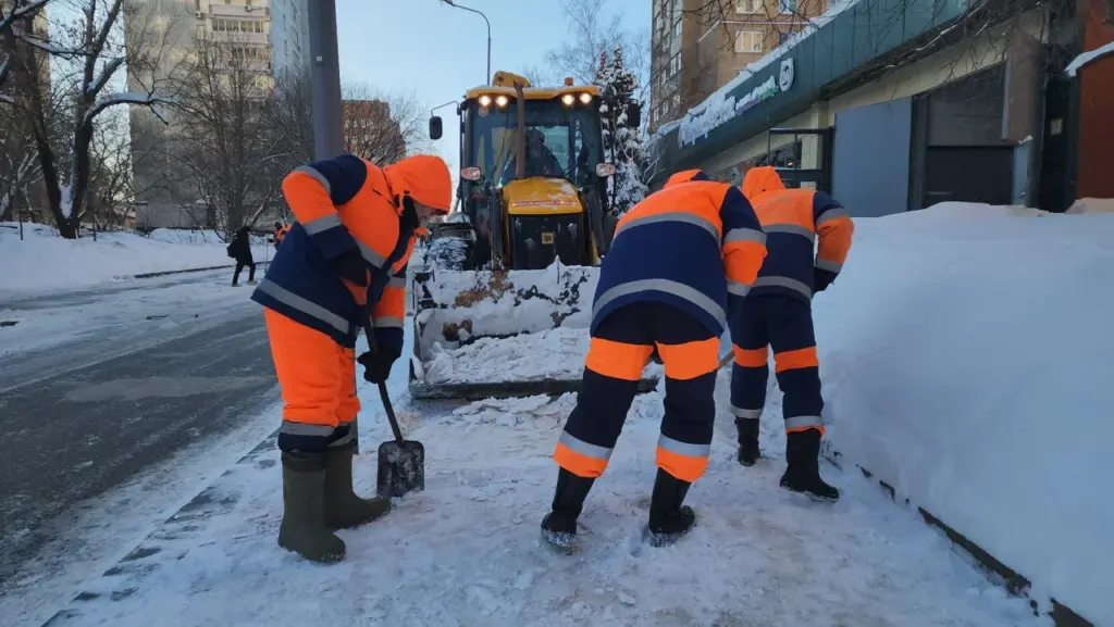 Максимальное число специалистов и техники ликвидируют последствия снегопада в Москве