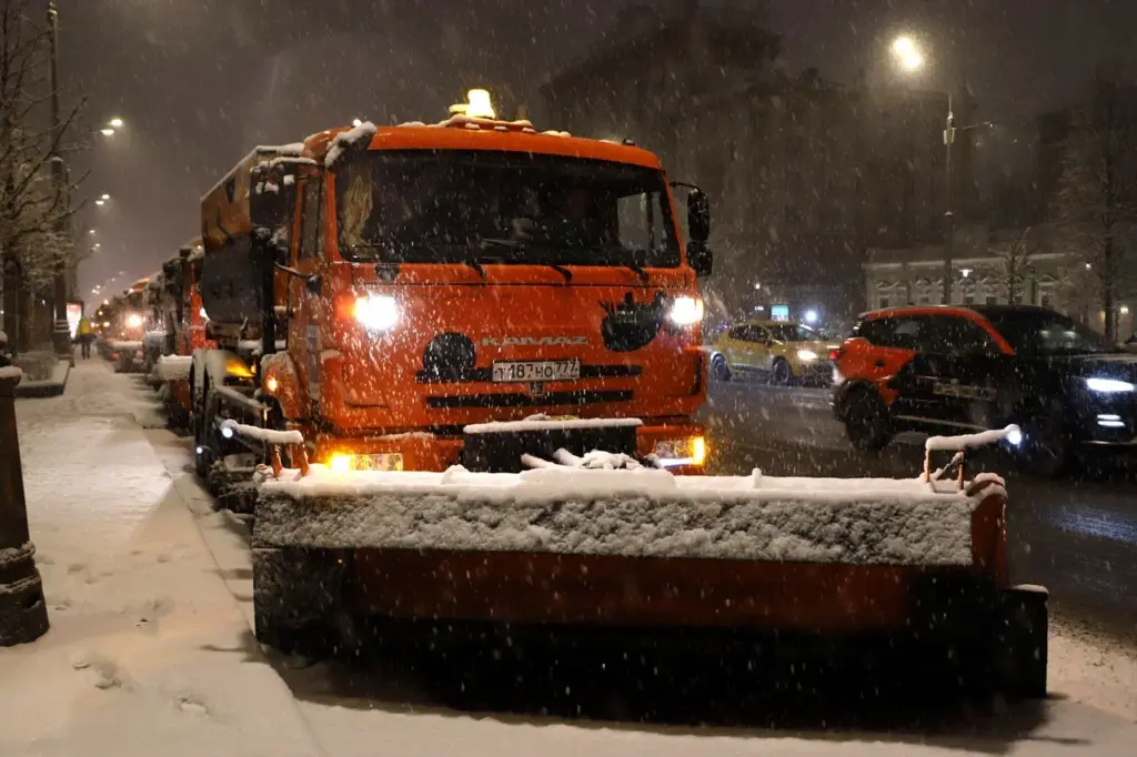 уборка снега, техника, колонна, зима, фото Юлии Смагринской
