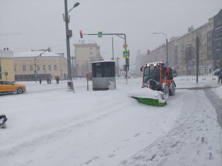 В Москве ликвидируют последствия снегопада