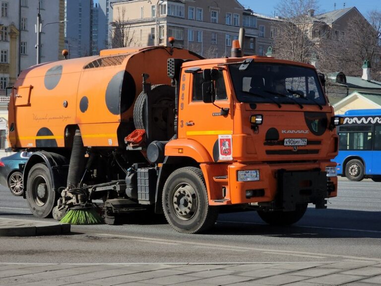 Коммунальная техника в Москве переведена на летний режим работы