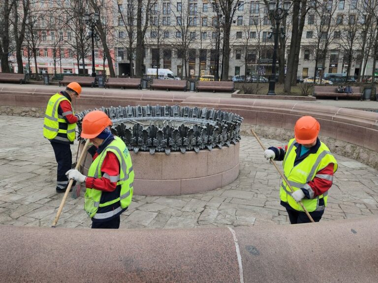 Пётр Бирюков: Началась промывка фонтанов на Пушкинской площади и в Новопушкинском сквере