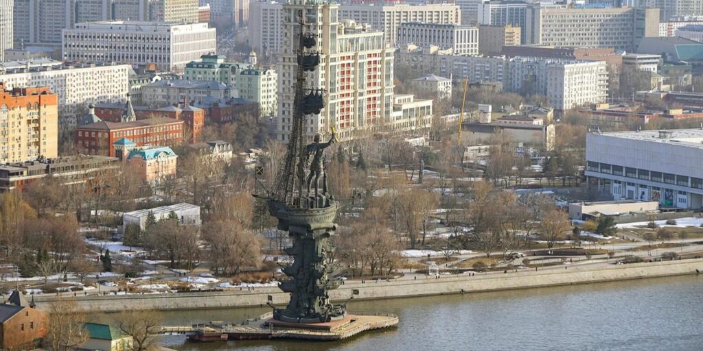 Возле памятника Петру I обновили деревянный настил