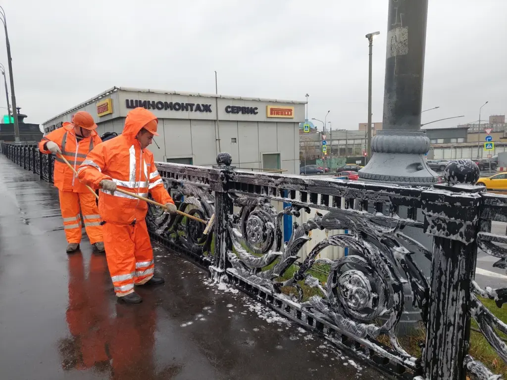 В Москве в рамках весенней уборки промыли Крестовский путепровод