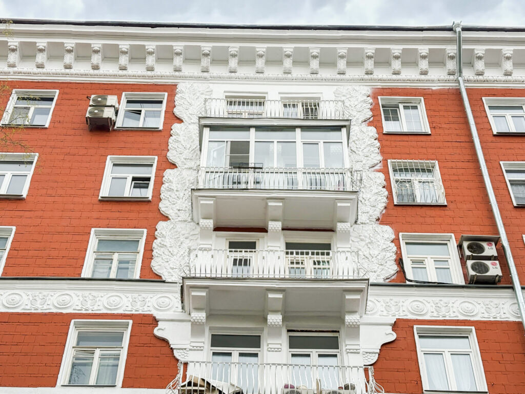 Дом в стиле советский неоклассицизм отремонтировали в Гагаринском районе Москвы