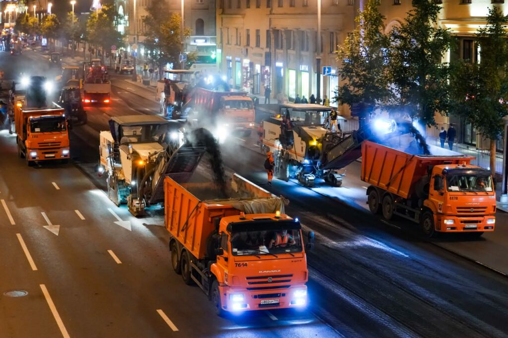 На шести участках Кремлёвского кольца в Москве заменят дорожное покрытие