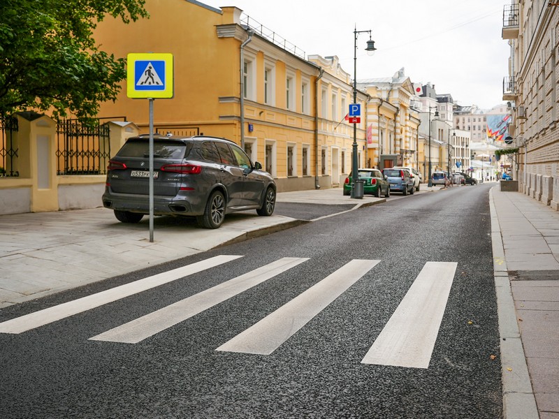 В Калашном переулке в центре Москвы положили новый асфальт