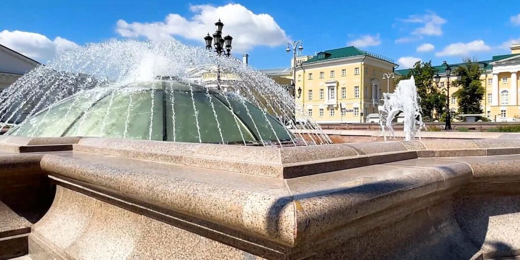 На Манежной площади обновили облицовку фонтана «Купола»