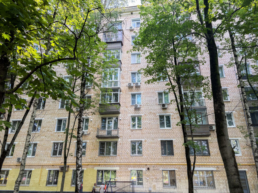 В Ломоносовском районе столицы на проспекте Вернадского ремонтируют дом 1959 года