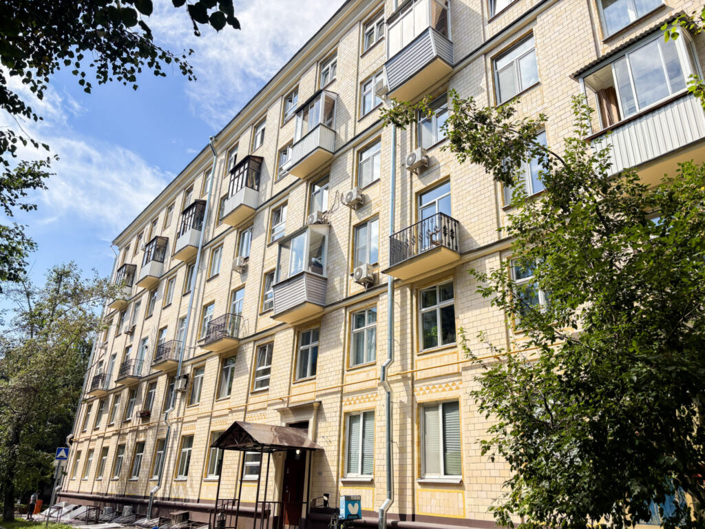На улице Куусинена отремонтируют фасад дома 1956 года постройки