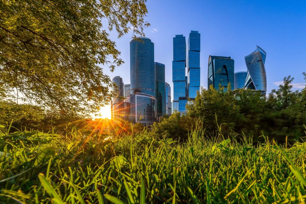 Вид на Москву-Сити, город, солнце. Фото foto.mos.ru