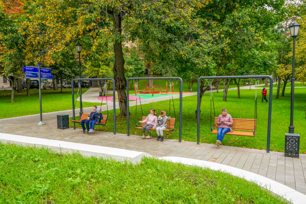 Ново-Екатерининский сквер, качели, благоустройство. Фото КГХ