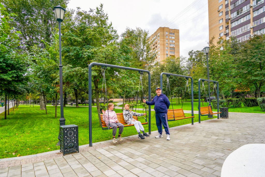 Ново-Екатерининский сквер, качели, благоустройство. Фото КГХ