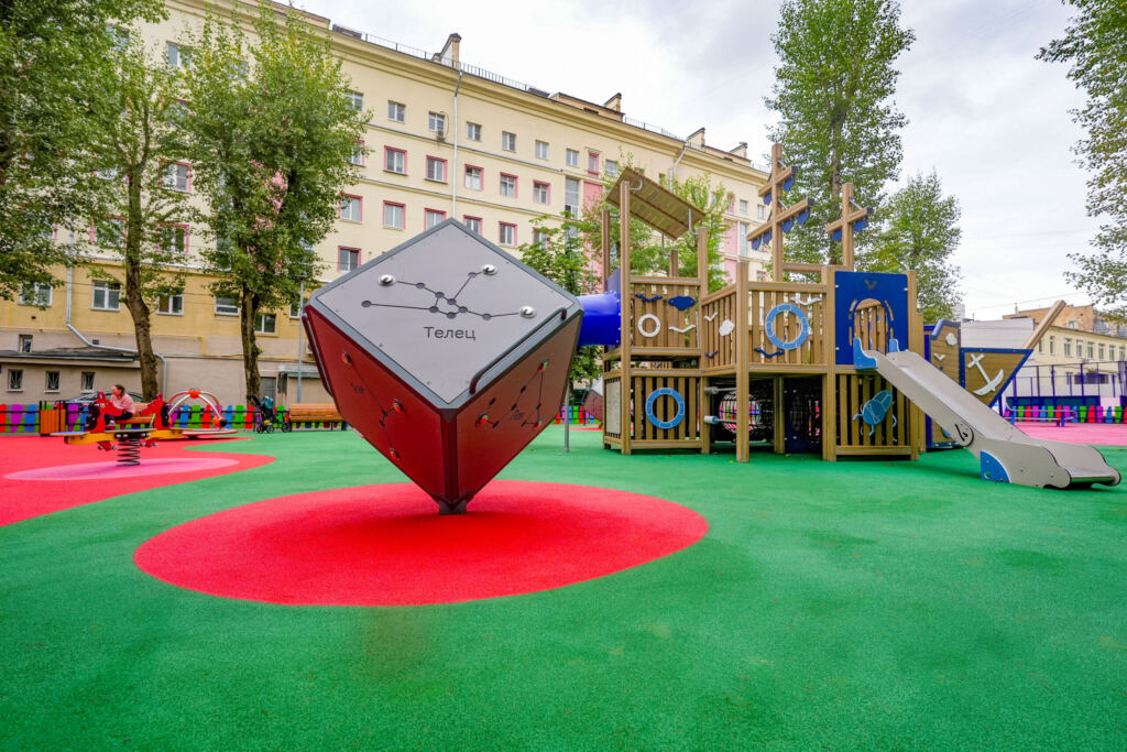 От фрегата до зеленого яблока: необычные игровые городки Москвы