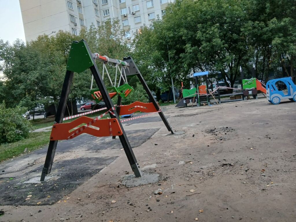 Двор, детская площадка. Фото Нины Донских