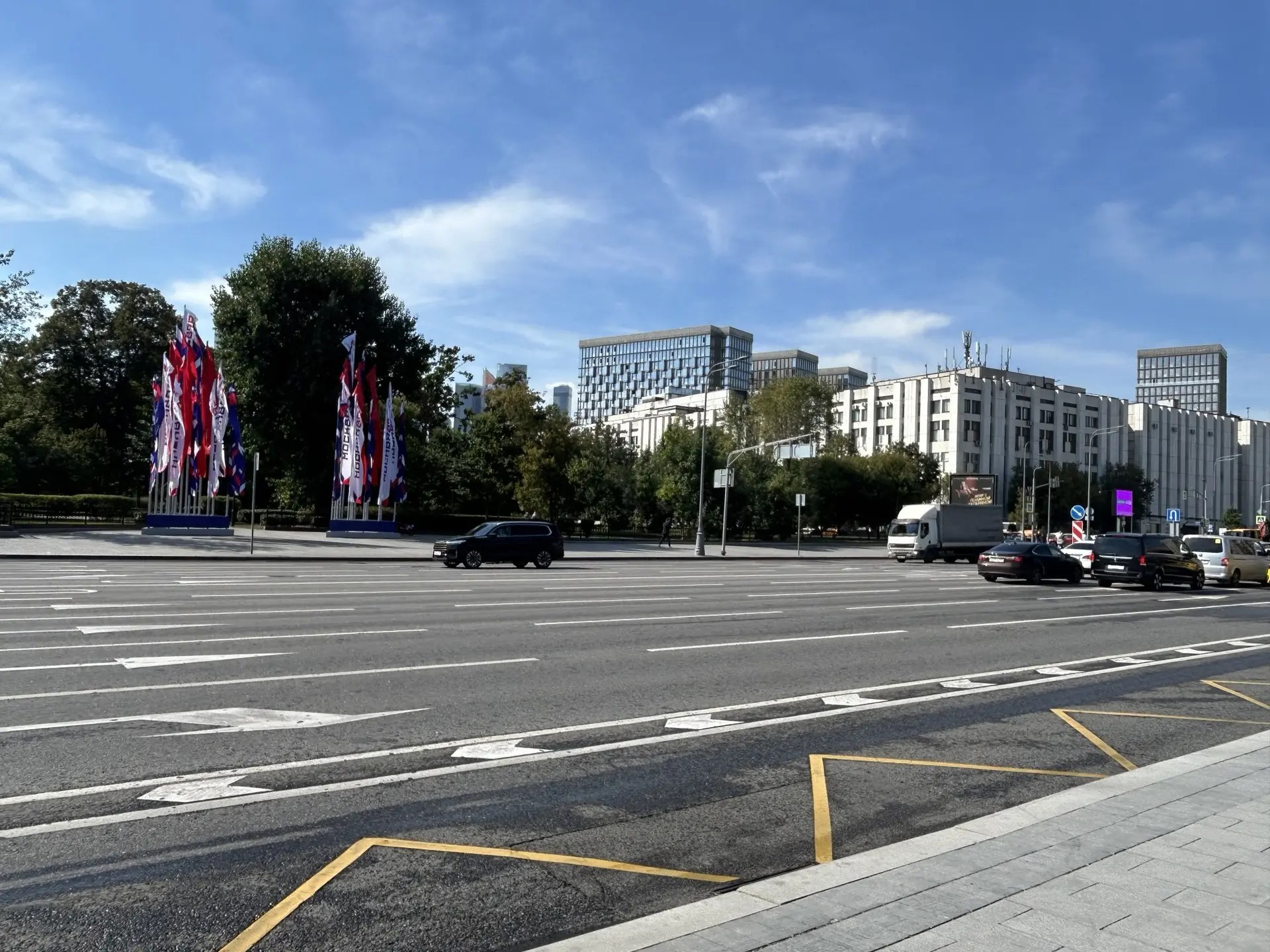 Москва дорога лето машины флаги Фото «Московской правды»