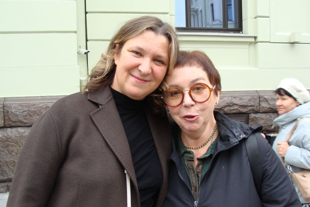 Олеся Железняк и Ирина Серова, сбор труппы, Ленком Марка Захарова. Фото Елены Буловой
