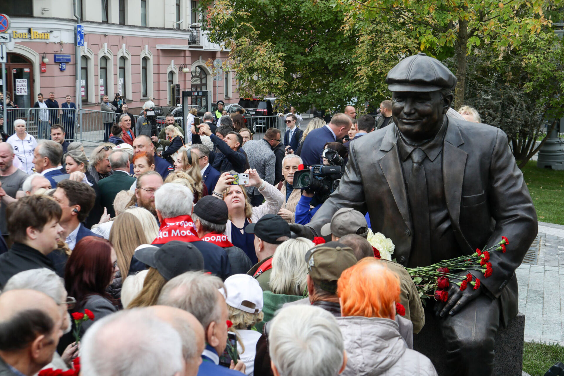 Церемония открытия монумента Юрию Лужкову на Сретенке. Фото Сергея Ведяшкина / агентство «Москва»
