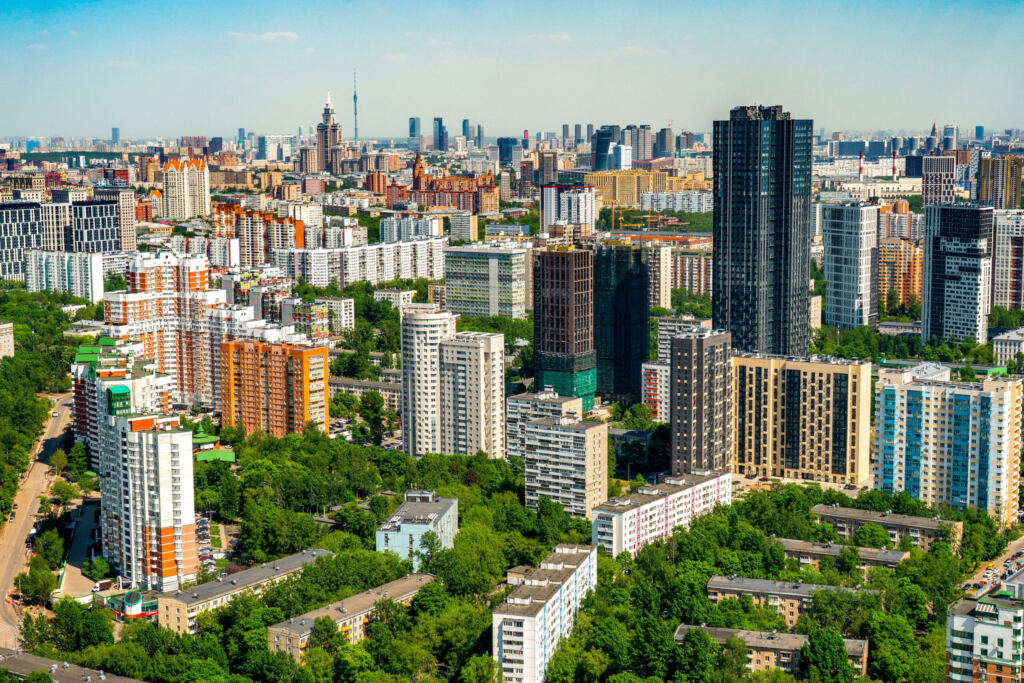 Фото: Комплекс городского хозяйства Москвы Работы по обновлению кровельного покрытия жилого дома в рамках московской программы капитального ремонта