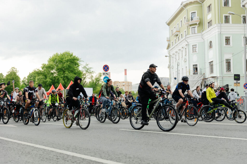 перекытие движения из-за велогонок. Фото: GUCODD.MOS.RU