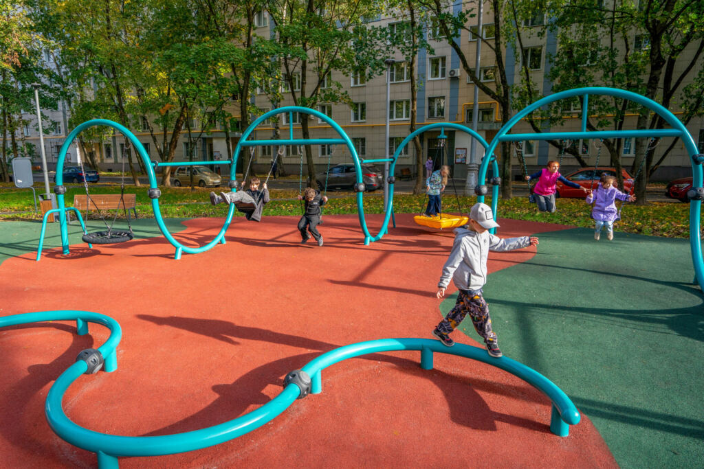 Современный игровой комплекс во дворе жилого дома в Вешняках, фото КГХ