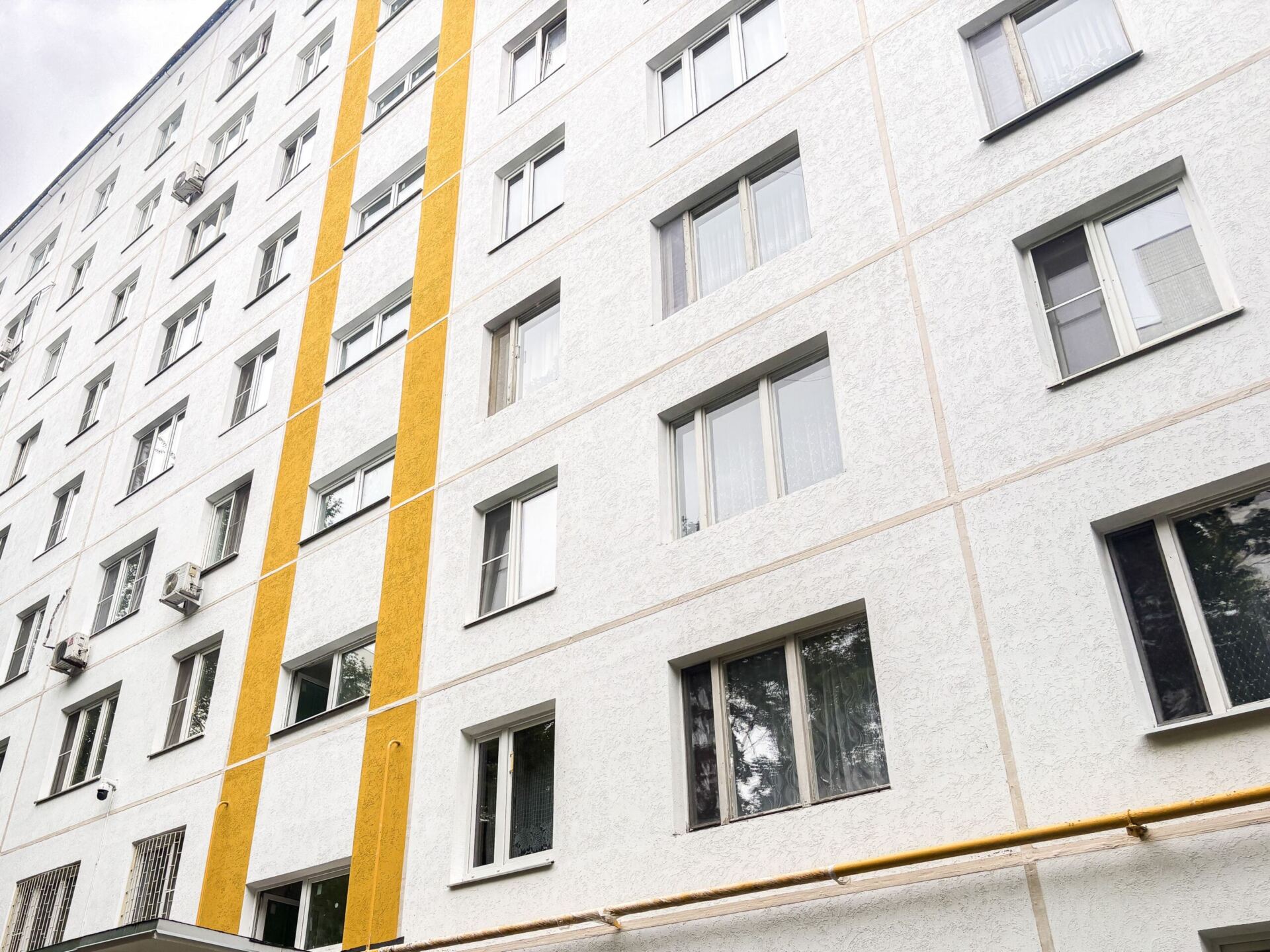 Восстановленный плиточный фасад дома на Домодедовской улице в Москве. фото ФКР