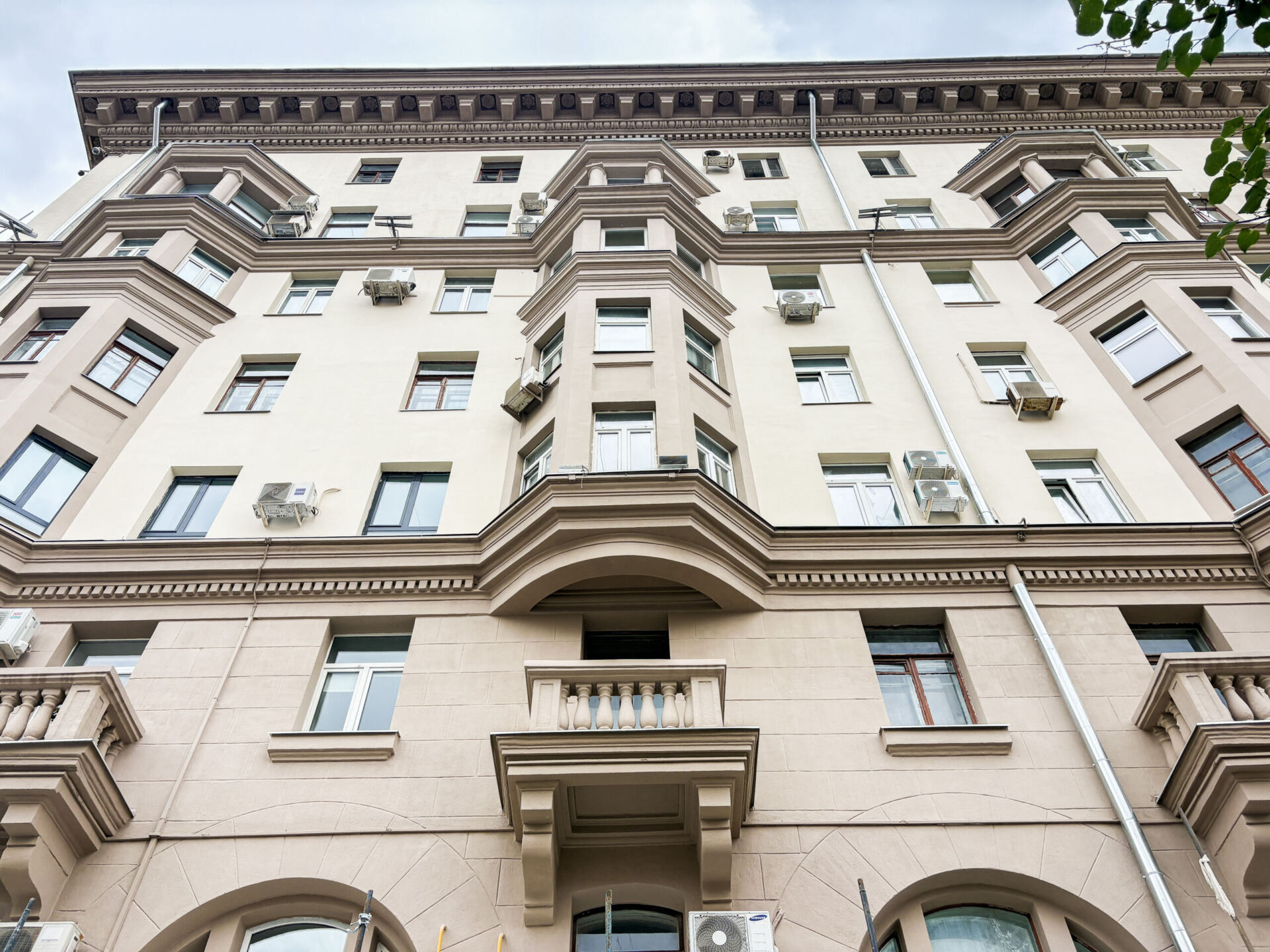 Восстановление фасада жилого дома 1952 года на Земляном Валу, фото ФКР