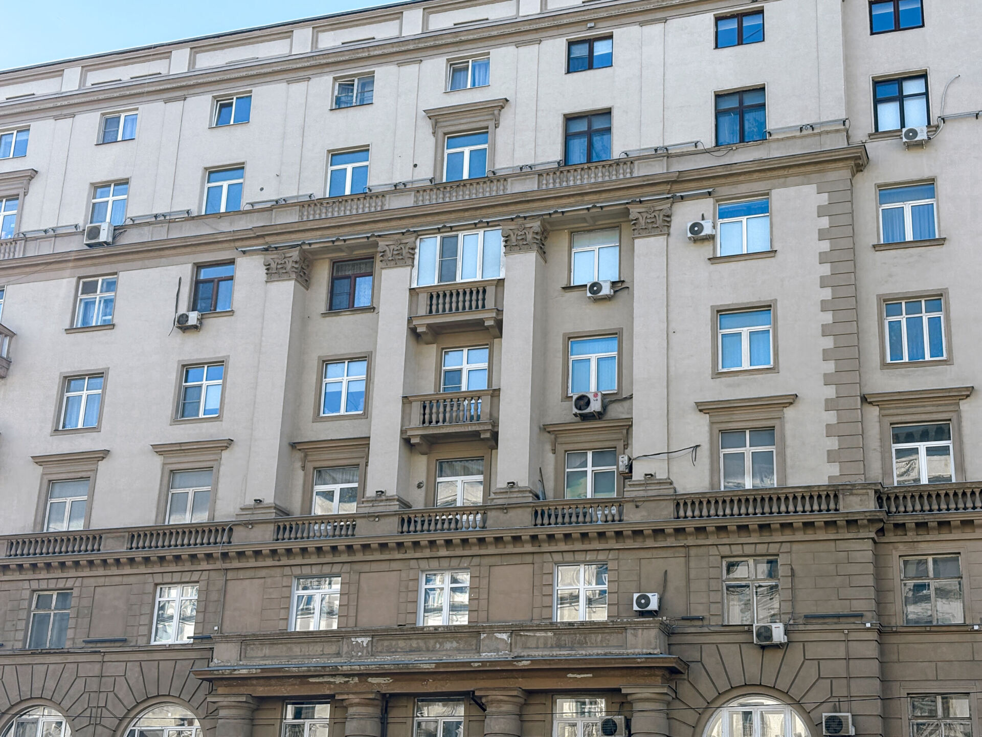 Обновление лифтового оборудования в доме 71, строении 1 на проспекте Мира. Фото: Фонд капитального ремонта города Москвы., фото фкр