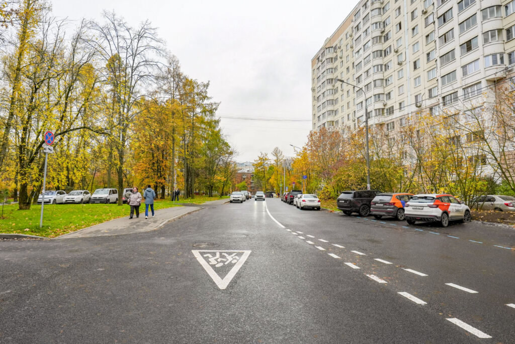 Новые фонари и тротуары на улице Маршала Сергеева в Москве. фото КГХ