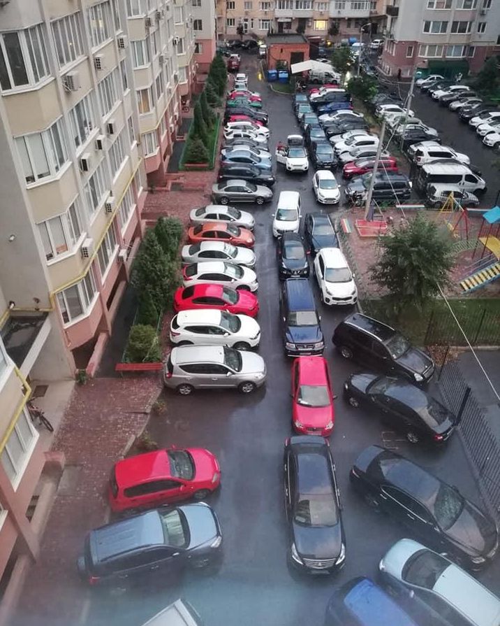 Автомобили на придомовой территории. Фото uzhnoport.mos.ru
