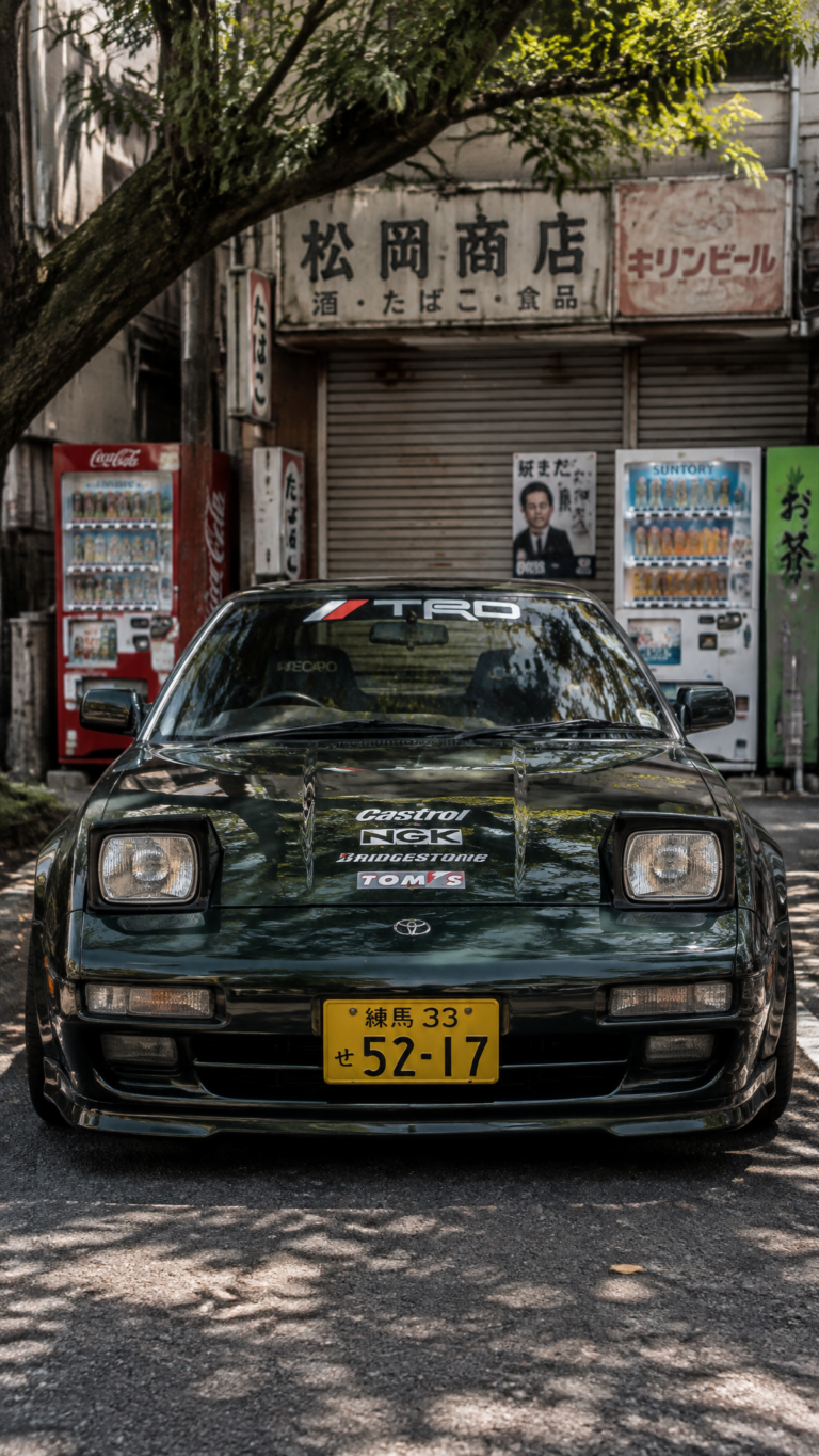 Промпт для фото: классический JDM автомобиль в переулке Токио