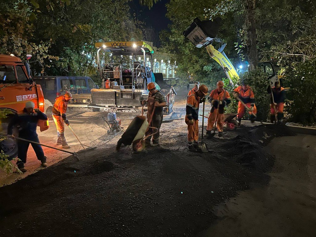 Свежеуложенная карта асфальта во время ремонта парковочной зоны в Москве