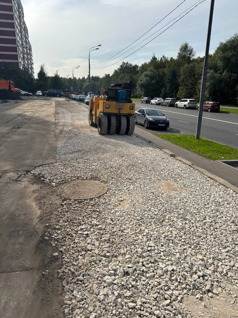 Укладка крупноформатной гранитной плитки на остановке