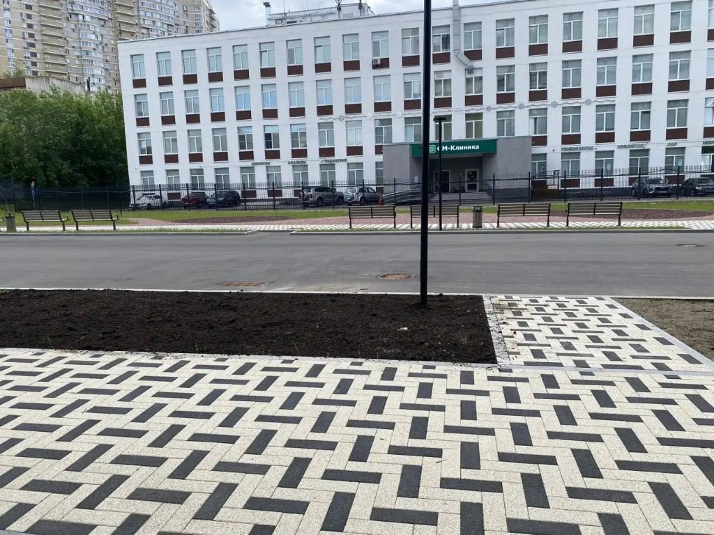 Деталь шва гранитной брусчатки после профессионального мощения в Московской области