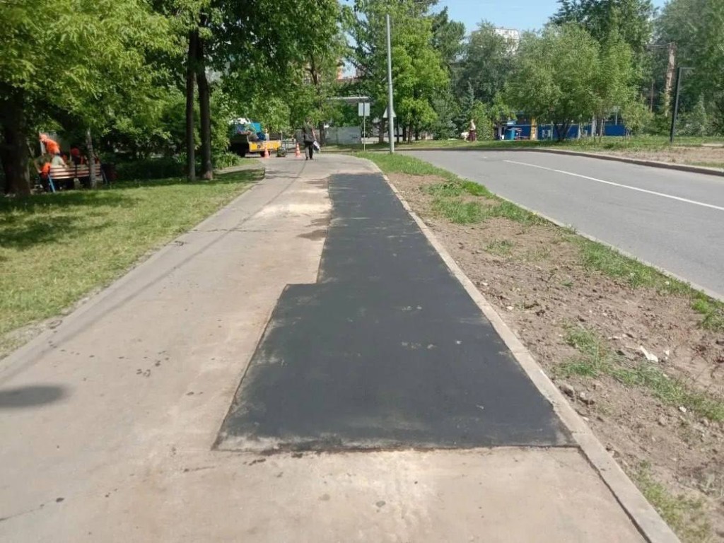 Контроль глубины песчаной подушки перед монтажом бордюра