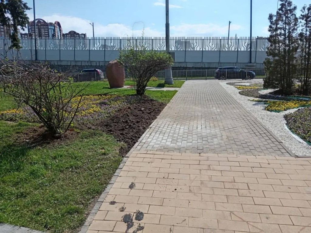 Качественная укладка асфальта на дорожке вдоль оживленной улицы