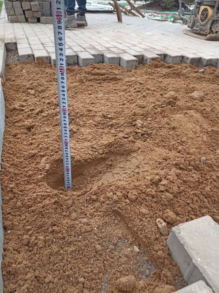 Ровное асфальтовое покрытие пешеходной зоны в парке