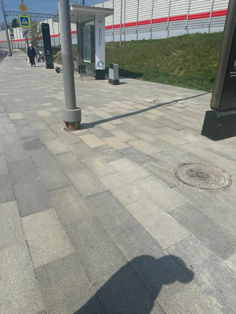Завершенное благоустройство плиткой перед зданием