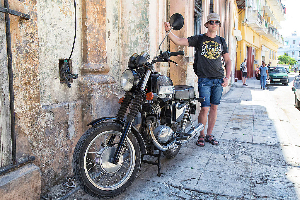 Куба 2017 Туристы в Гаване-180503_021123