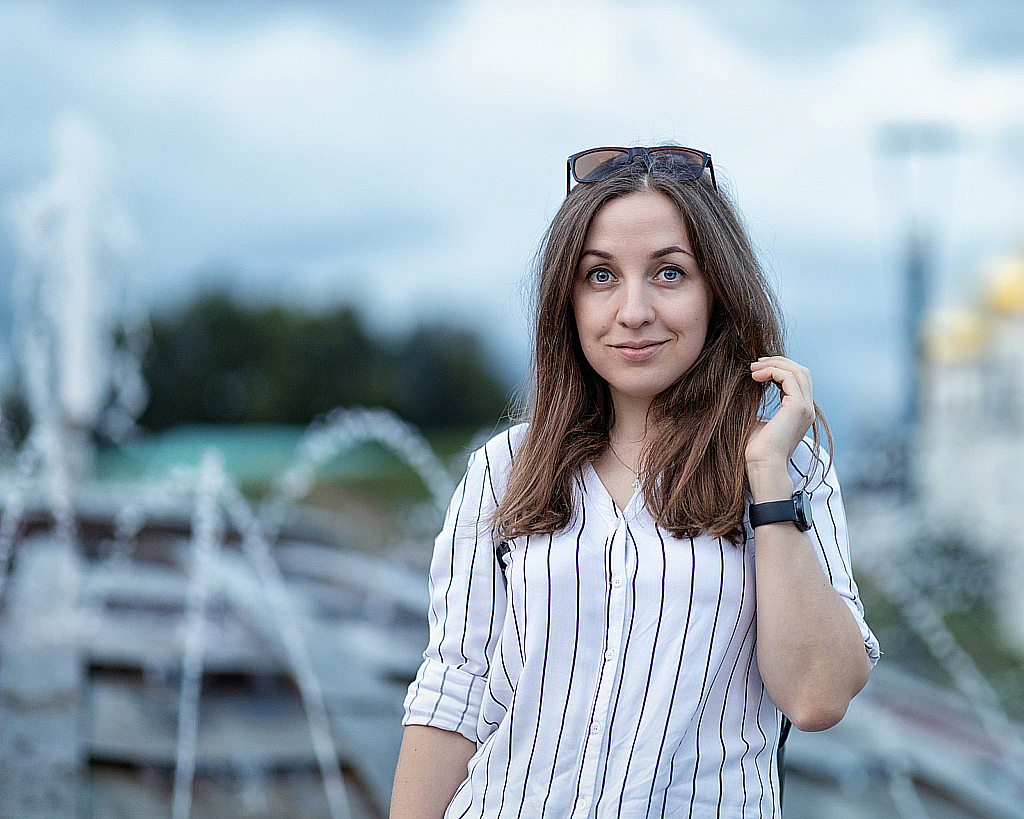 Наташа возле фонтана-210813_202507